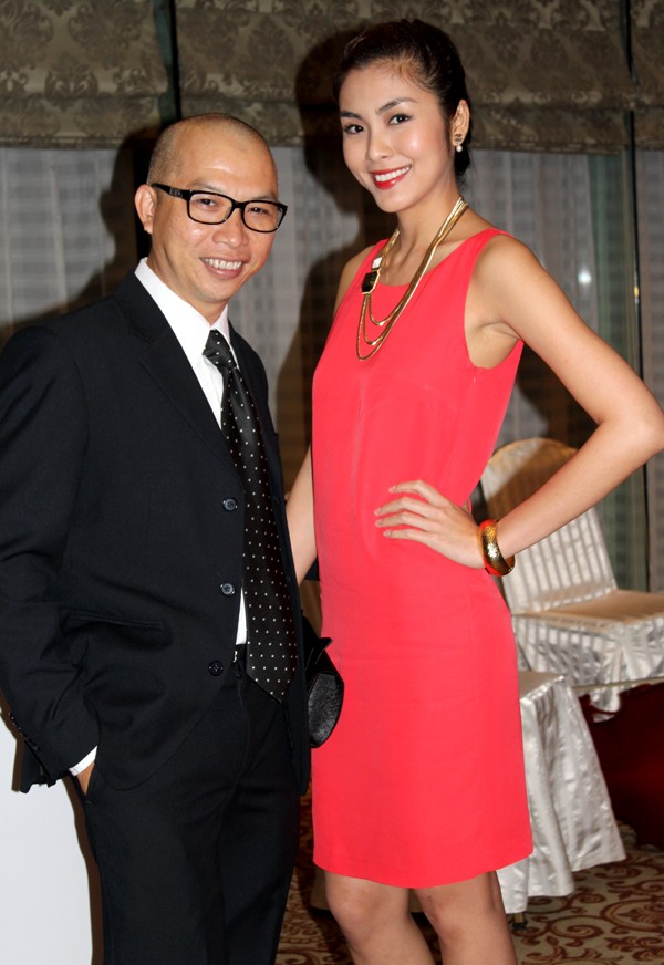Tăng Thanh Hà đi cùng giám khảo Vietnam's Next Top Model 2011 - nhiếp ảnh gia Phạm Hoài Nam. Hai người là những cộng sự thân thiết trong nghề. Phạm Hoài Nam từng thực hiện nhiều bộ ảnh đẹp cho nữ diễn viên 'Đẹp từng centimet'.