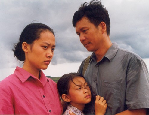 Đơn Dương và Hồng Ánh trong phim Đời Cát. Bộ phim đã giành giải Bông sen vàng tại Liên hoan phim Việt Nam lần thứ 13 (năm 2001)