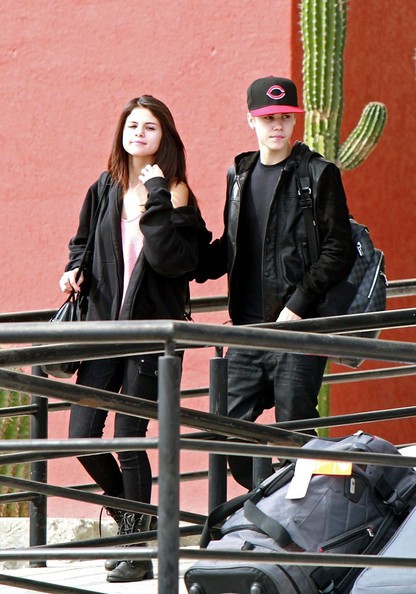 'Phù thủy nhỏ' cố giơ tay khoe chiếc nhẫn lấp lánh khi đi chơi với Justin Bieber ở Mexico.