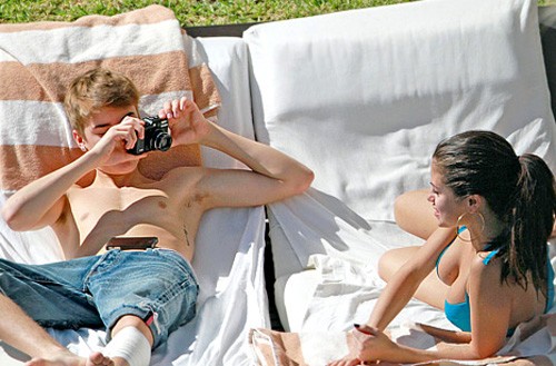 Justin mang theo máy ảnh để chụp hình cho cô bạn gái. Selena đã có những đường cong của một thiếu nữ, còn Justin Bieber trông như chàng trai vị thành niên vì chưa có cơ bắp nào.
