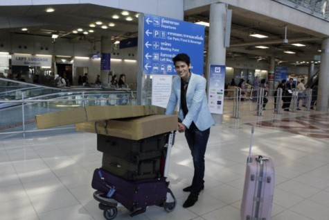 Lê Khôi Nguyên tại sân bay quốc tế Suvarnabhumi ngày 7/12. Anh mang theo hành lý khá cồng kềnh.