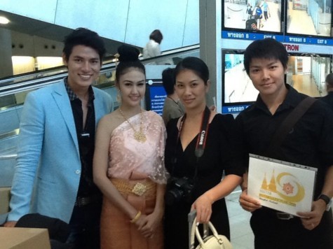 Đón Mister Việt Nam tại sân bay là một cô gái Thái xinh đẹp.