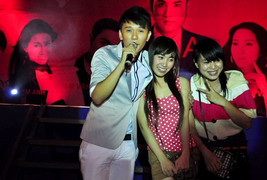 Nam ca sĩ Khắc Minh cũng nhận được nhiều sự tán thưởng khi biểu diễn các ca khúc đậm chất sinh viên.