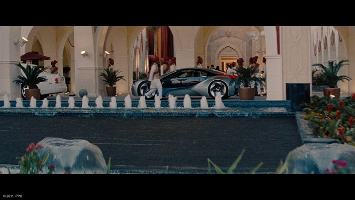 Một cảnh phim có sự xuất hiện của siêu xe BMW