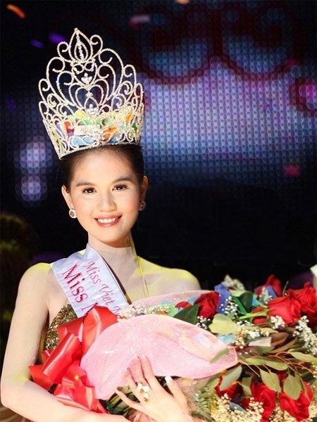 Ngọc Trinh rơi nước mắt khi đăng quang Hoa hậu người Việt hoàn cầu.