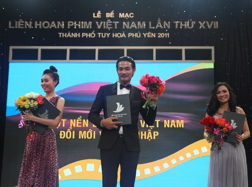 Từ trái sang: Lan Ngọc, Quách Ngọc Ngoan, Phương Thanh - những người nhận giải Nữ, Nam diễn viên chính xuất sắc, Nữ phụ xuất sắc.