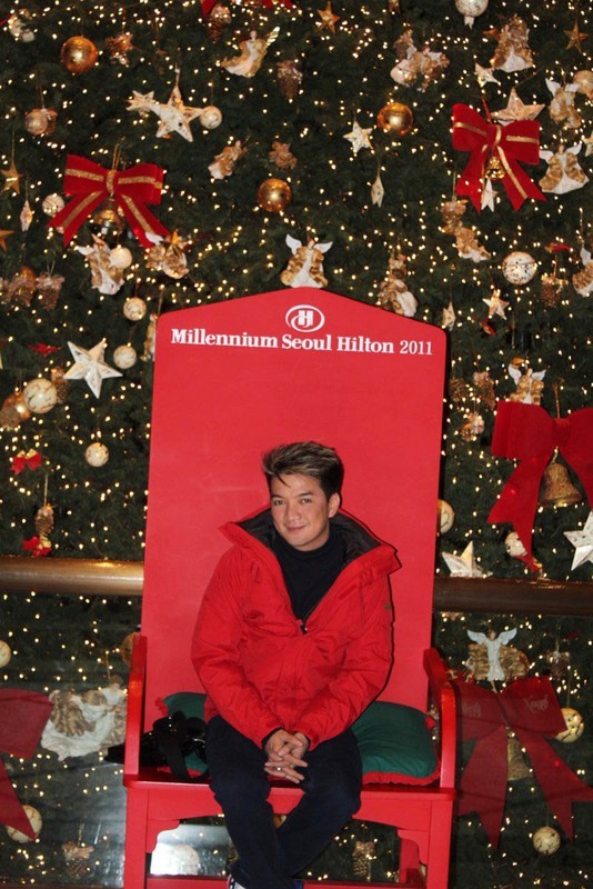 Gương mặt Mr Đàm có vẻ mãn nguyện, ngập tràn hạnh phúc trong không khí Giáng sinh tại Hàn Quốc…
