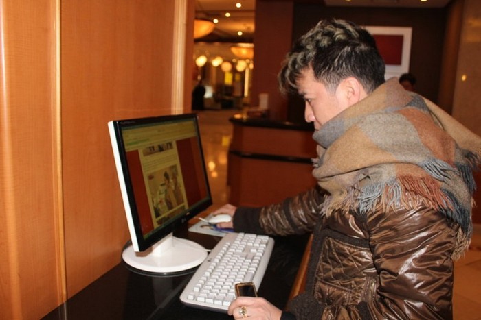 Dù đang ở nước ngoài, Mr Đàm vẫn thường xuyên theo dõi thông tin báo chí viết về mình bằng chiếc máy tính ở khách sạn.