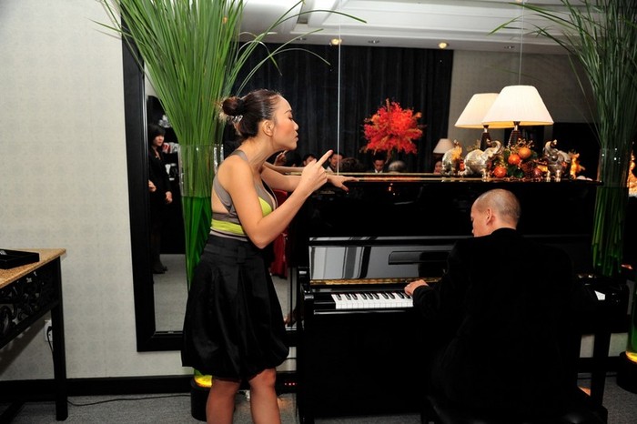 Cô ca sĩ “Socola” đã cất cao một bài hát quen thuộc trong tiếng đàn dương cầm du dương của ông chủ khách sạn White Palace.
