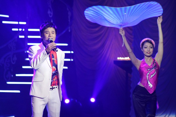 Tấn Minh trình bày hai bài hát "Nỗi nhớ mùa đông" (Phú Quang) và "Mùa đông của anh".
