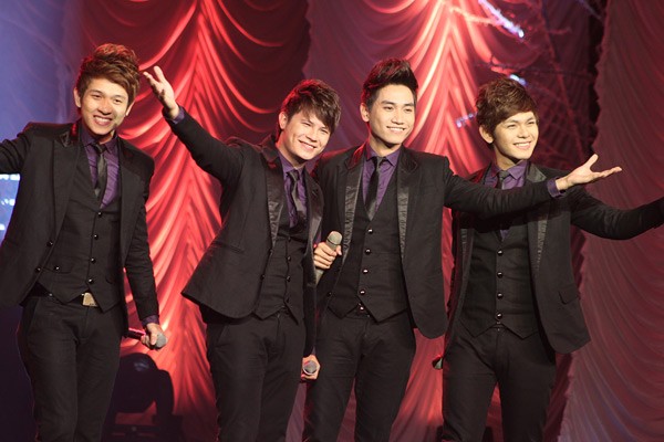 4 chàng trai nhóm V.Music sôi nổi với "Xinh tươi Việt Nam" và "Tết Nguyên đán".