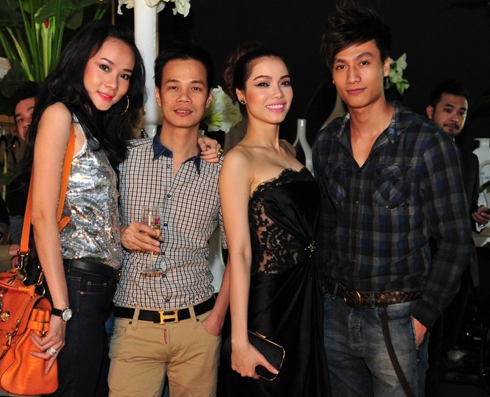 Trong buổi tiệc còn có mặt nam người mẫu Hoàng Gia Ngọc (bên phải).