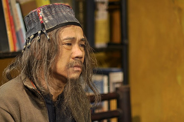 Trong "Lời nguyền huyết ngải", Thành Lộc vào vai thầy Hoàn Sinh, nắm giữ bí mật của loài cây hút máu người.