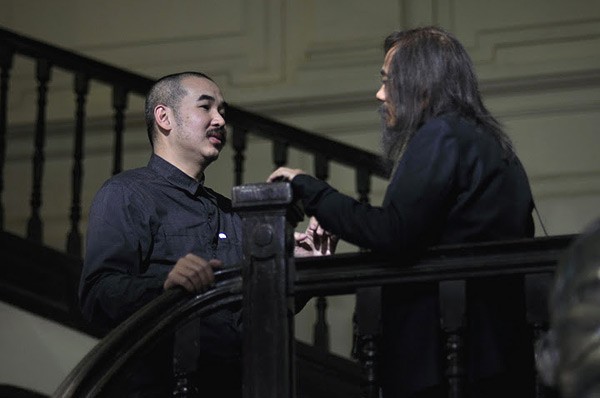 Đạo diễn Bùi Thạc Chuyên bàn bạc với nghệ sĩ Thành Lộc trước một cảnh quay.