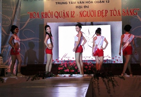 Trần Thị Hoa (giữa) trong trang phục thể thao.