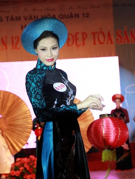 Trần Thị Hoa trong trang phục áo dài.