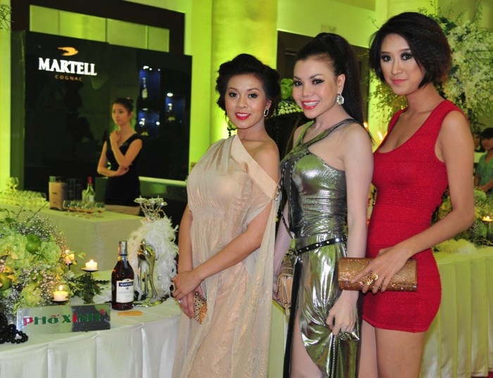 Từ trái qua: Hoa hậu châu Á tại Mỹ năm 2010 Michelle Nguyễn, Trà Ngọc Hằng.