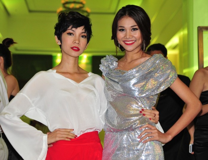 Giám khảo Vietnam’s Next Top Model Xuân Lan với sự phối hợp hài hoà gam màu lạnh và nóng: trắng, đỏ.