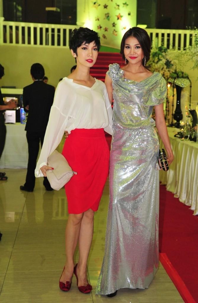 Là cựu siêu mẫu, Xuân Lan không hề kém cạnh khi đứng gần “nữ người mẫu có đôi chân dài nhất Việt Nam” Thanh Hằng.