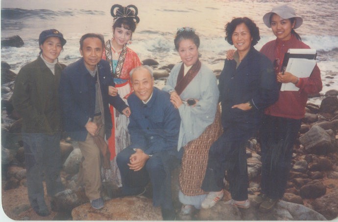 Ngụy Tuệ Lệ – Cao Thúy Lan chụp ảnh cùng Đường Viễn Chi (thứ hai từ trái sang), Trịnh Dung – Thái Thượng lão quân, Cao Ngọc Sảnh – Cao phu nhân, đạo diễn Dương Khiết và Mã Lệ Châu - thư ký trường quay. Đây là thời điểm năm 1983