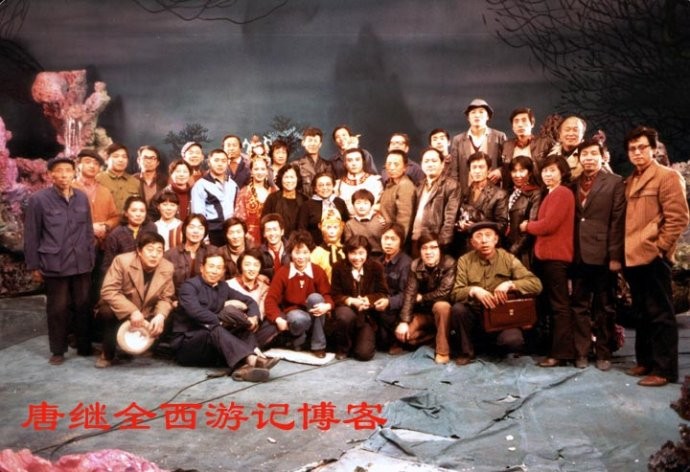 Ảnh chụp đoàn phim khi dựng nạn Cửu đầu trùng tại trường quay Bắc Kinh.