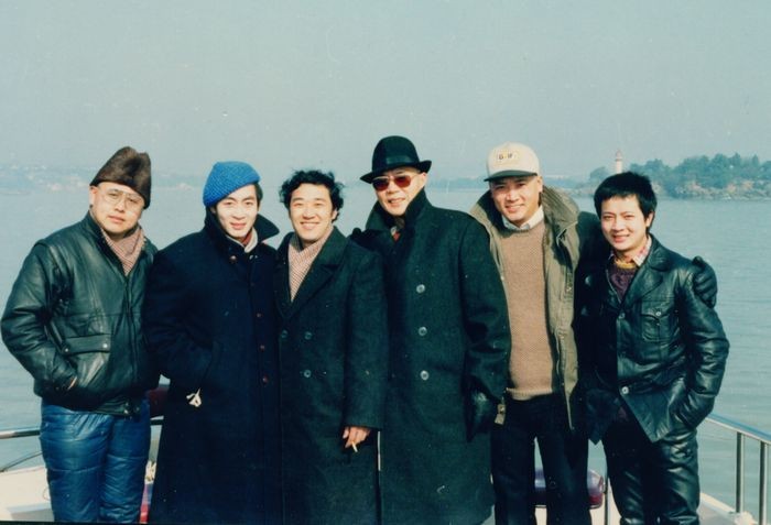 Từ trái: Các diễn viên Mã Đức Hoa, Lục Tiểu Linh Đồng, Diệp Dĩ Manh, Diêm Hoài Lễ, Trì Trọng Thụy, và Dương Bân - năm 1987.