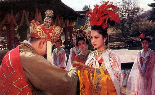 Trong phim, Nữ vương do Chu Lâm thủ vai đã yêu Đường Tăng từ cái nhìn đầu tiên.