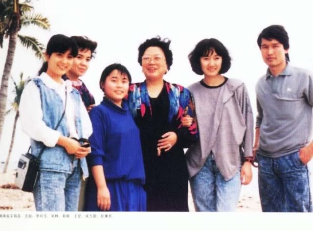 Lý Linh Ngọc (góc trái) chụp chung một tấm ảnh cách đây gần chục năm với Trần Lệ Hoa (thứ 3 từ phải sang) là tỷ phú ở Hồng Kông. Bà thành hôn với Trì Trọng Thụy năm 1990, hơn chồng tới 11 tuổi, hôn nhân từng gây đồn đại, nhưng được biết họ rất hạnh phúc.
