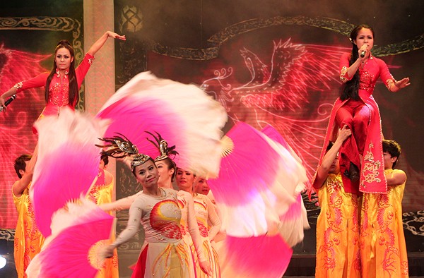 Hai chị em Minh Anh - Minh Ánh tái hợp trên sân khấu mở màn cho chương trình với tiết mục "Thần ca chim Lạc".