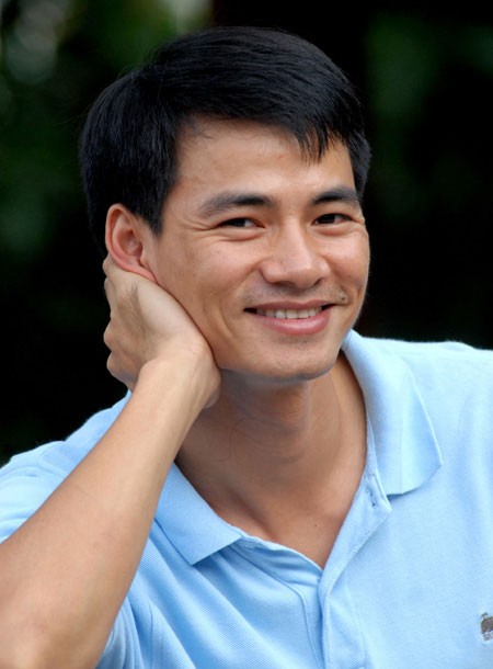 Theo đạo diễn Đỗ Thanh Hải, Xuân Bắc (ảnh trên) đã chủ động "làm nền" để tôn bạn diễn Đinh Tiến Dũng (ảnh dưới) trong Hỏi xoáy đáp xoay.
