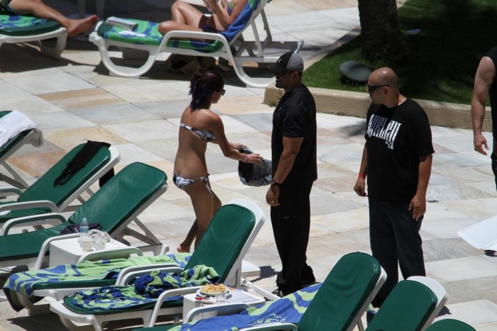 Selena Gomez đang tận hưởng kỳ nghỉ tại bãi biển Rio de Janeiro và cô có hành động... mặc quần khá hồn nhiên giữa đông người. Xem ảnh: Selena Gomez... xỏ quần trên bãi biển