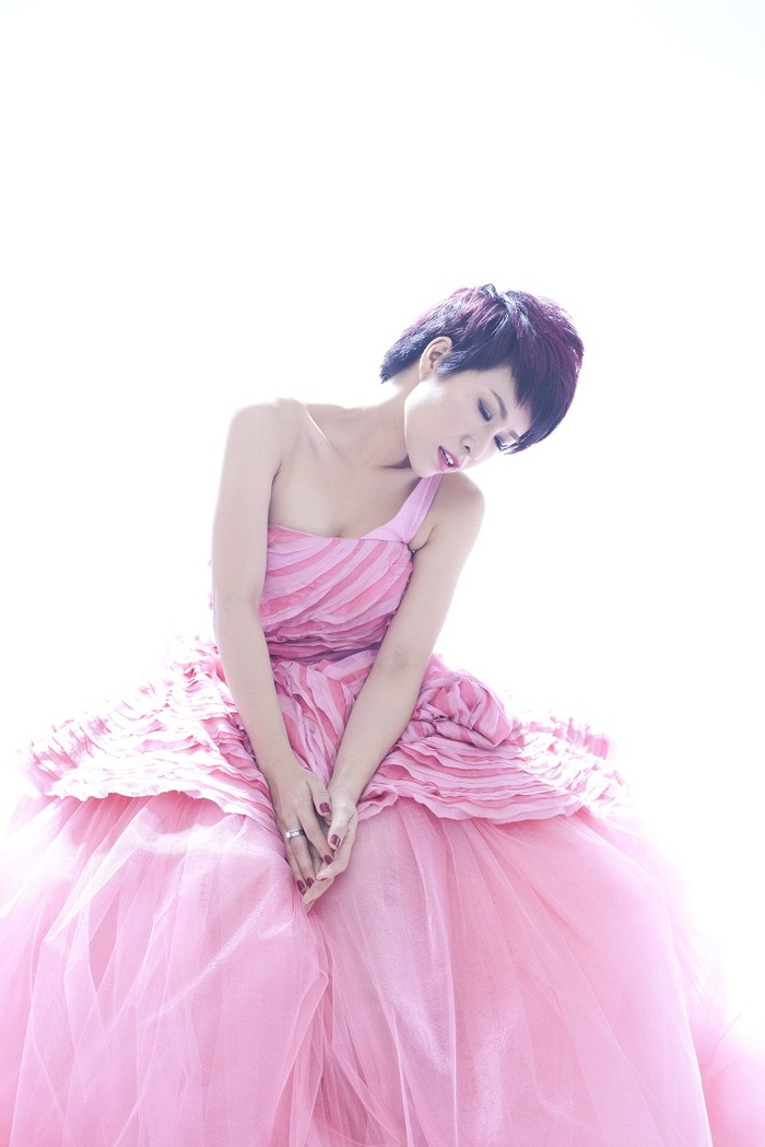 Đây là bức ảnh đi kèm với album đầu tay "Giấc mơ tôi" vừa ra mắt của Uyên Linh. Để ra mắt album này, cô và nhạc sĩ Quốc Trung đã mất 9 tháng làm việc cùng nhau. Tuy vậy, 7 bài hát trong album thì có đến 3 bài từng biểu diễn ở Vietnam Idol 2010. (Xem chi tiết tin này)