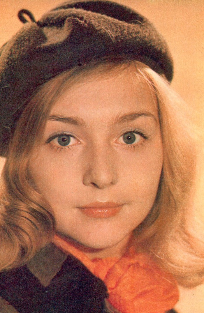 Irina Malysheva, sinh năm 1961, được vinh danh Nghệ sỹ của Nga. Sau vai đầu trong phim nổi tiếng Một trăm ngày sau tuổi thơ, cô hay nhận vai trong các phim cổ tích như Nàng công chúa và hạt đậu, Cưỡi trên lưng ngựa vàng,...nổi bật qua phim Karastayanava của truyền hình Bulgaria. Cô cũng tham gia đóng một vai trong phim Những linh hồn chết năm 1984, chuyển thể từ tiểu thuyết của nhà văn nổi tiếng N. Gogol.