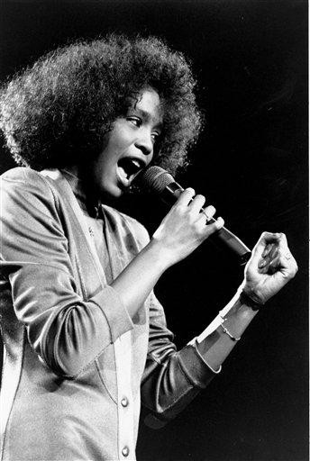 Tháng 5, 1986,Whitney Houston hào hứng biểu diễn trong một buổi hòa nhạc tại Boston.