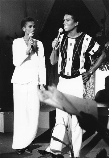 Năm 1984, Whitney Houston (bên trái) và Jermaine Jackson cùng song ca trong một buổi hòa nhạc.