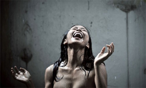 "Đả nữ" nude toàn thân trong cảnh tắm mưa, giả điên