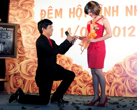 Nam diễn viên quỳ gồi trao nhẫn cầu hôn cho Thanh Thúy.