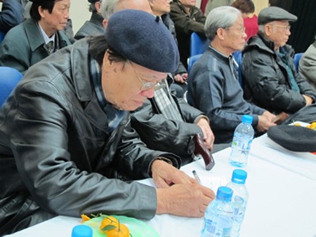 Nhạc sĩ Hoàng Vân ký vào lá đơn phản đối Cục NTBD.