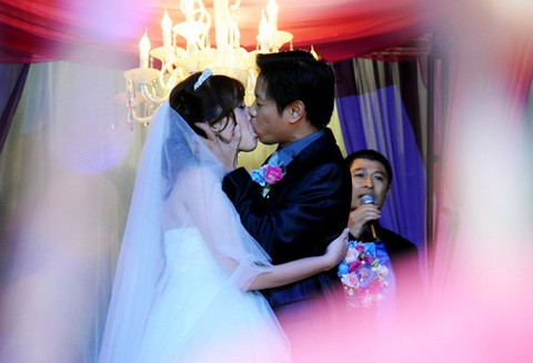 Thái Hòa trao vợ nụ hôn say đắm trong ngày cưới
