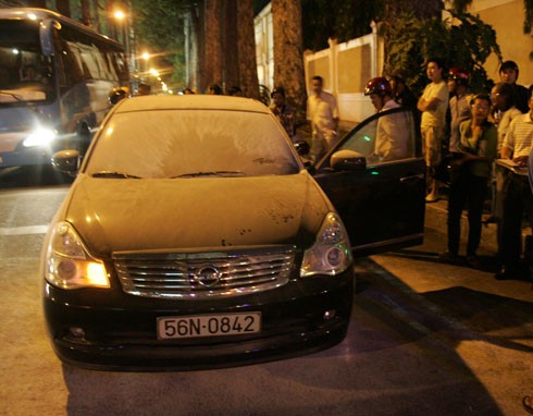 Chiếc xe của Lê Khánh mang BKS 56N-0842. Cô cho biết đang chở một người bạn từ đường Nguyễn Thị Minh Khai vào Huyền Trân Công Chúa (quận 1, TP HCM), khi đến góc đường Nguyễn Du thì dàn máy lạnh phát khói (Ảnh Vnexpress).