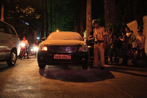 Môt lúc sau cảnh sát giao thông đến hỗ trợ giải quyết sự cố, tránh ùn tắc đường (Ảnh Thanh Niên).
