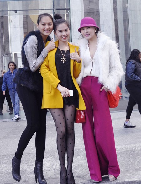 Ngọc Thạch (trái) nhận lời mời biểu diễn cho một sô thời trang của nhà thiết kế Cory tại New York. Tháp tùng cô đến Mỹ có hai bạn thân Ngọc Trinh (giữa) và Quỳnh Thư.