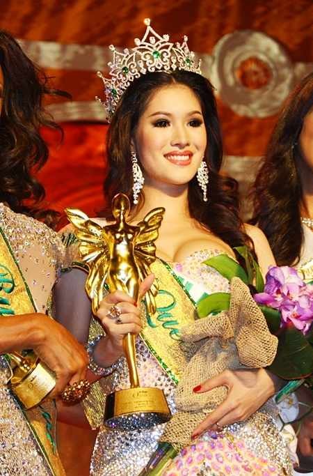Sirapassorn Atthayakorn, người đẹp chuyển giới Thái Lan, từng giành ngôi vị hoa hậu trong cuộc thi Miss International Queen 2011 - cuộc thi nhan sắc dành cho những người đẹp chuyển giới.