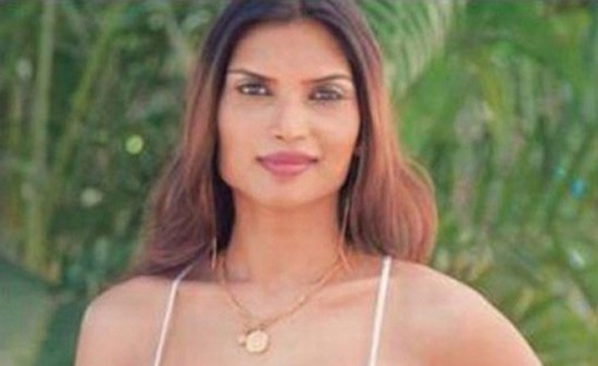 Malika đã trải qua 4 cuộc phẫu thuật để trở thành phụ nữ. Năm 2011, cô là người đẹp Ấn Độ đầu tiên tham gia cuộc thi Miss International Queen ở Thái Lan.