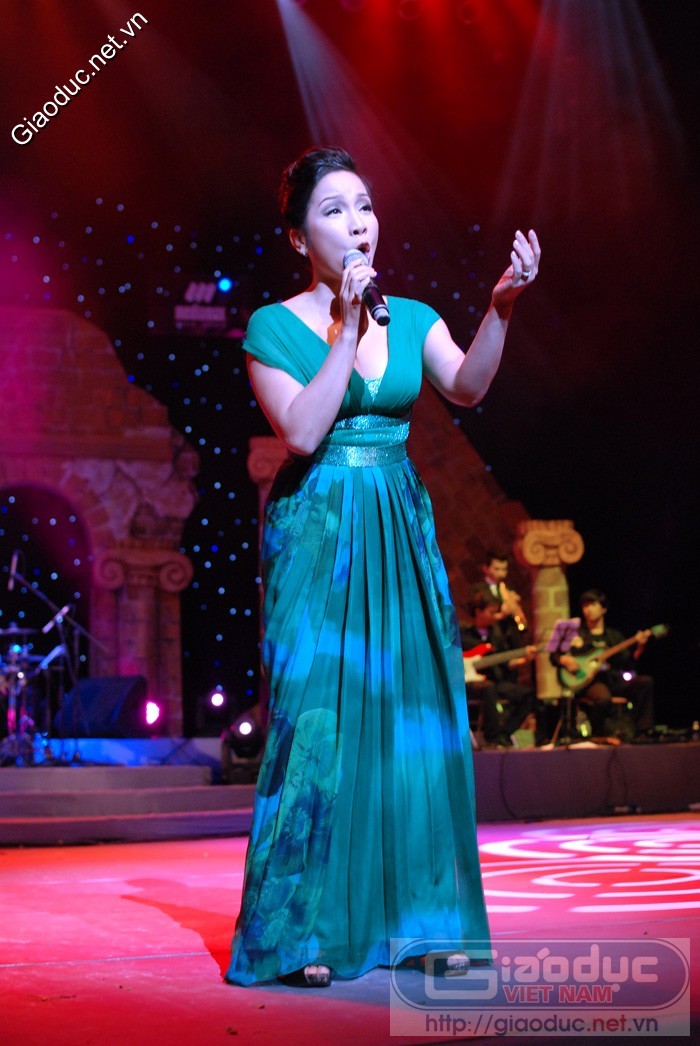 Còn tại đêm nhạc này, với giọng ca ngọt ngào, truyền cảm số một của nền nhạc nhẹ Việt, Diva Mỹ Linh đã thể hiện rất cảm xúc các ca khúc của Trịnh Công Sơn.