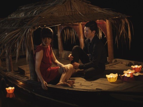 Hình ảnh Hội An với đèn hoa đăng và các đôi tình thân trên những con thuyền trôi lờ lững được thể hiện trong "Thuyền". >>'Ngọc viễn đông' tái hiện vẻ đẹp đa sắc của phụ nữ Việt >>Trailer phim Ngọc Viễn Đông