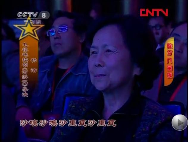 Đạo diễn Dương Khiết đang nghe Lý Linh Ngọc trình bày ca khúc Thiếu nữ Thiên Trúc (ảnh chụp tháng 2/2012)