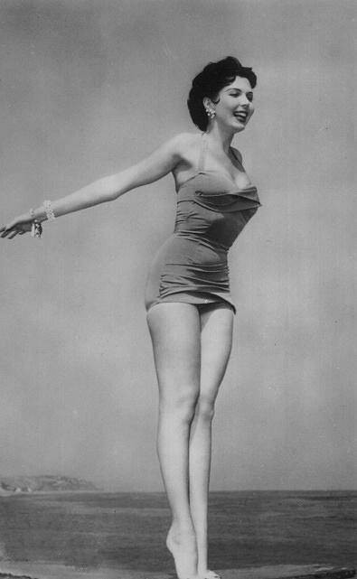 Ann Miller (1923 - 2004), ca sĩ , vũ công và diễn viên Mỹ từng tham gia nhiều bộ phim có tiếng như Stage Door (1937), Room Service (1938), Easter Parade (1948)