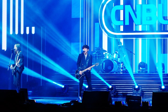 Ban CNBlue tự chơi guiter và hát với ba ca khúc “I'm alone, Intuition và Lovely Girl”.