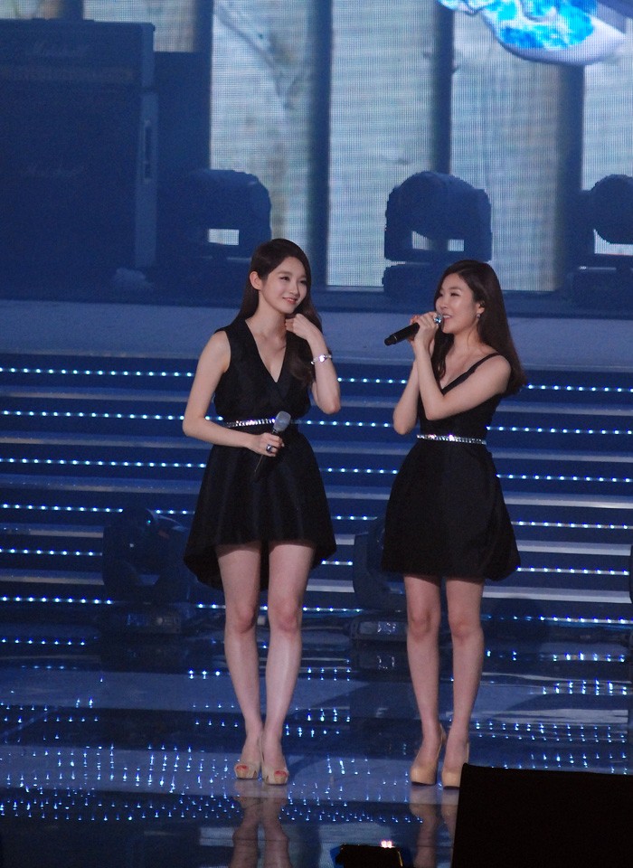 Hai cô gái của Davichi cùng hát ca khúc “Hoang mang” bằng tiếng Việt khá chuẩn với Hồ Quỳnh Hương.